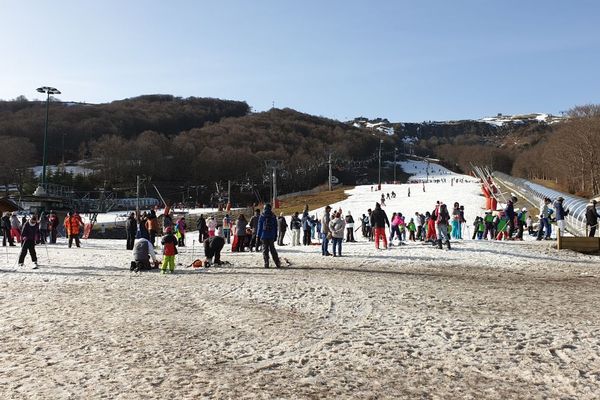 Malgré le manque de neige, la station de Super Besse, dans le Puy-de-Dôme, attire du monde.