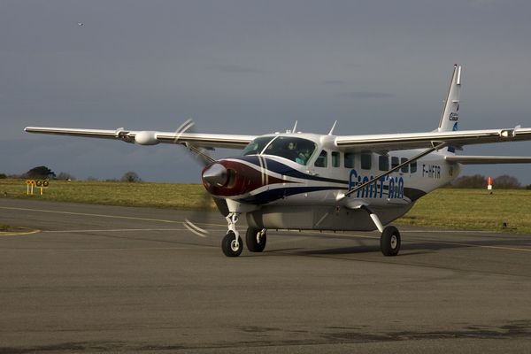 Ce Cessna Caravan de 9 places avec civière effectue, en temps normal, deux rotations par jour entre l'îe d'Ouessant et le continent. Depuis ce mardi, il ne peut voler que sur réquisition du préfet du Finistère ou du maire d'Ouessant.