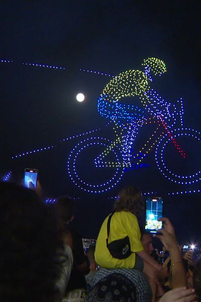Le spectacle de drones dédié au Tour de France au-dessus de la Baie des Anges a conquis le public de Nice, samedi 20 juillet 2024.