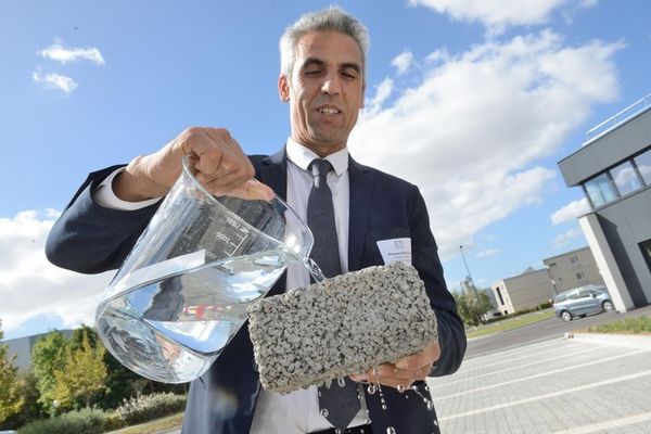 Des écopavés capable de diffuser de la fraîcheur pour faire baisser les températures des villes, c'est le projet en cours rue Basse à Caen. Sur la photo, Mohamed Boutouil en charge de cette expérimentation pour l'Esitc de Caen.