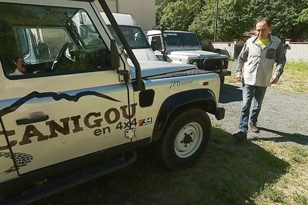 Ce professionnel du transport collectif est inquiet. Sa dizaine de 4x4 restera sur le parking cet été.