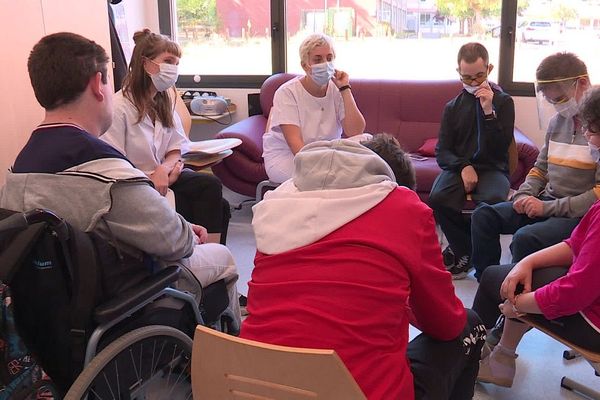 Le port du masque est difficile pour les jeunes comme pour les professionnels car il freine la communication.