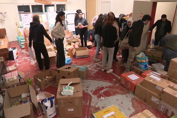 Au rez-de-chaussée de La Cantine Syrienne, les plus jeunes s'organisent pour remplir les cartons