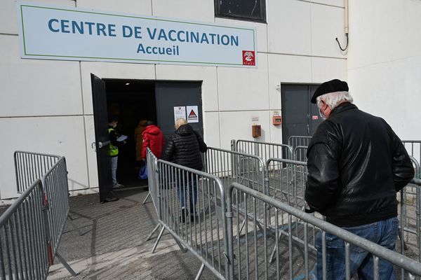 Pour accroître sa capacité de vaccination, le centre de Nîmes va déménager des Costières au parc Expo pour les mois à venir - archives.