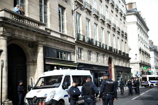 Les forces de l'ordre déployées dans la rue de Tournon fermée après le décès de Jacques Chirac, le 26 septembre 2019.