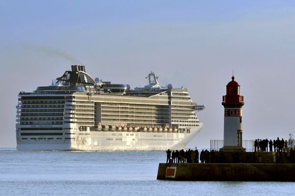 Le MSC Preziosa lors de son départ de Saint-Nazaire, le 14 mars 2013