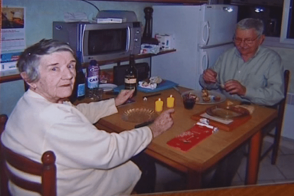 Le 10 novembre 2011, Jean Mercier tend un verre d'eau et des médicaments à sa femme Josanne, malade et prête à en finir