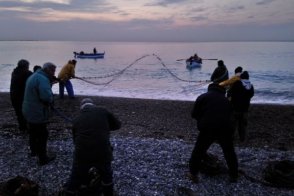 La poutine est pêchée à la senne de plage au Cros-sur-Cagnes.