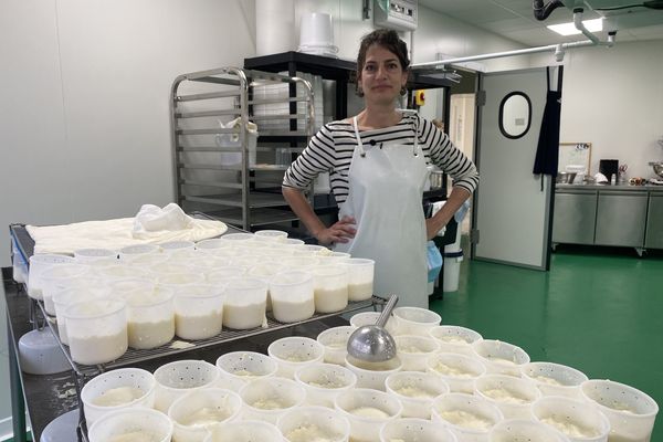 Anaïs Duraffourg, co-fondatrice de la Laiterie de Lyon, unique laiterie urbaine implantée dans le quartier de la Guillotière. 