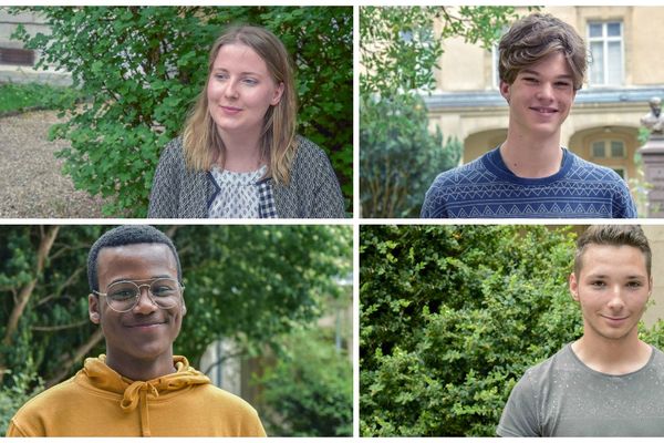 Juliette, Hector, Yoan et Axel ont signé leur convention de voyage pour la bourse Zellidja. 