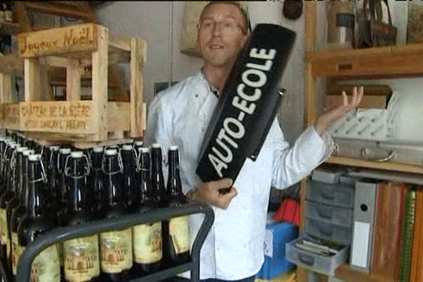 Un simple panneau de toit, voilà tout ce qu'il reste de l'auto-école de Donatien Leselllier. Avec son épouse, il s'est lancé dans la fabrication de bière.