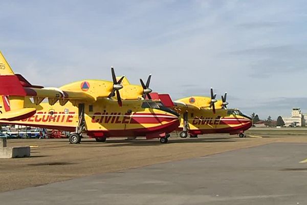 Les Canadair de la sécurité civile prêts à entrer en action.