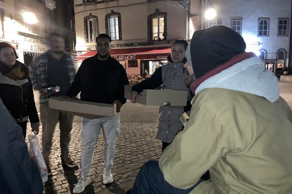 Sylvain, SDF,  a pu compter sur la générosité de Nora et de sa maraude pour manger son repas du soir.