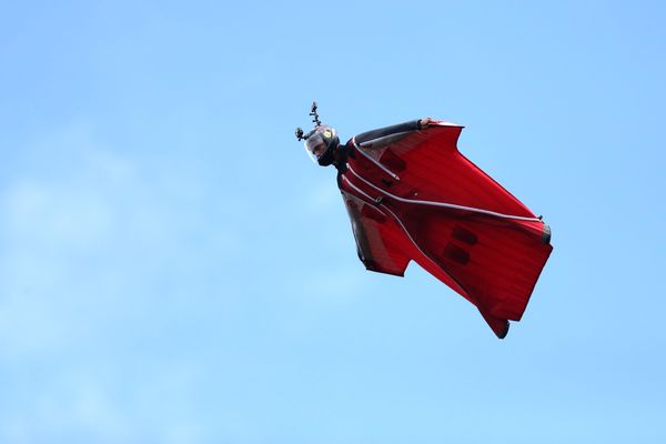 Illustration. Un homme de 55 ans est décédé, ce samedi 21 septembre, dans un accident de wingsuit survenu sur la commune de Magland (Haute-Savoie).