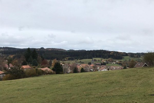 Dans les villages du Puy-de-Dôme, la fermeture des bars et cafés liée à la situation sanitaire du COVID 19 n'est pas sans conséquences sur le lien social. 