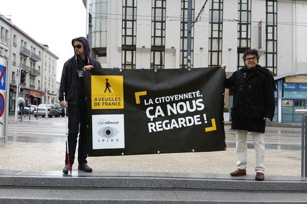 La fédération des aveugles de France proposait à ses adhérents une balade yeux bandés à travers les récents aménagements de la rue de Siam.