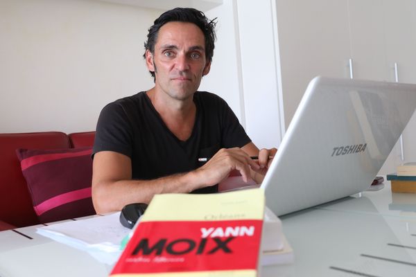 Alexandre Moix en août 2019, lors de la sortie du roman de son frère Yann Moix. 