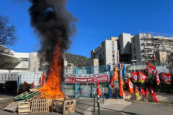 Les manifestants ont allumé un feu de palettes devant la préfecture de Bastia.