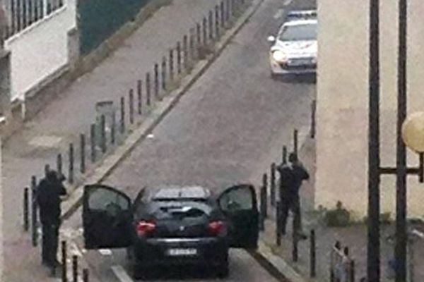 07/01/15 - Les deux tireurs font face à une voiture de police au moment de prendre la fuite. 