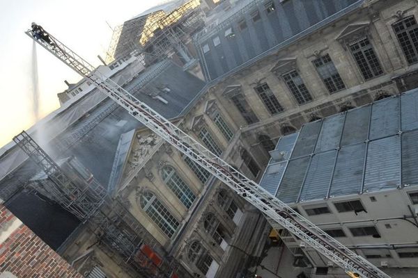 Ce matin, un feu de toiture a nécessité l’intervention des sapeurs-pompiers sur le site Richelieu de la Bibliothèque Nationale de France.