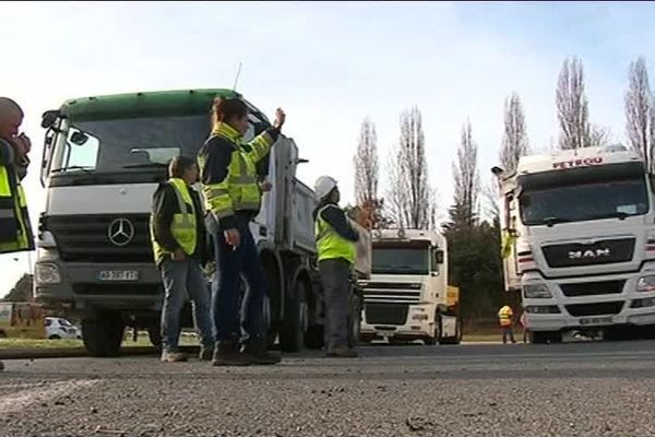 Les gilets jaunes et les salariés du BTP ont organisé des blocages autour de Périgueux