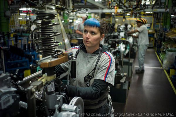 Läeticia, assemblage des trains avant et arrière sur le chassis des voitures. Usine PSA, Sochaux, juin 2013. 