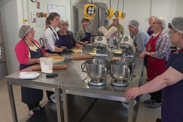 Les "mamies gâteaux" apprennent de nouvelles astuces d'une pâtissière chef.