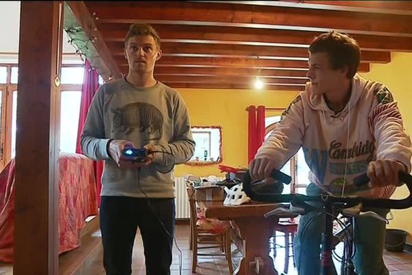 Charlie et Benjamin ont imaginé une alimentation pour leur projecteur à partir d'un moteur de trottinette électrique.