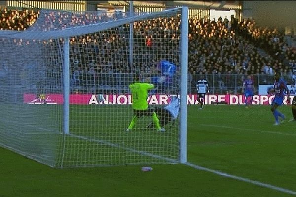 Duhamel coupe un centre de Calvé et inscrit le premier but de la rencontre. Angers a égalisé en deuxième mi-temps.