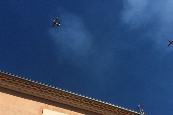 Les 2 canadairs en rotation au dessus de Saint-Symphorien