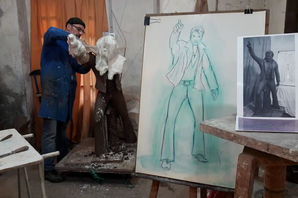 La statue de Johnny Hallyday, réalisée dans l'atelier de Georges Daniel, atteindra les 2,70 mètres et sera exposée à l'entrée de Viviers (Ardèche).