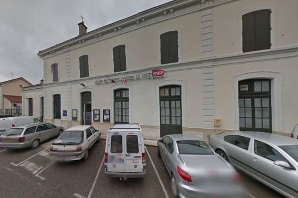 La jeune fille de 18 ans aurait été abordée par le contrôleur sur le quai de la gare de Saint-André-le-Gaz