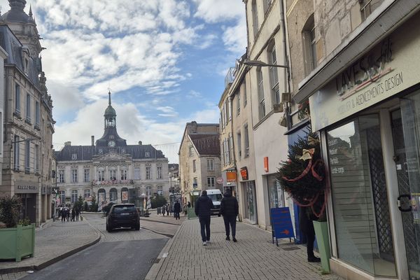 Dans la rue principale du centre-ville de Chaumont (Haute-Marne), de nombreuses cellules commerciales vides attendent un commerçant intéressé.