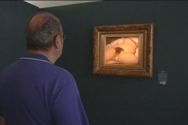 Un visiteur devant "L'Origine du monde" au musée d'Ornans