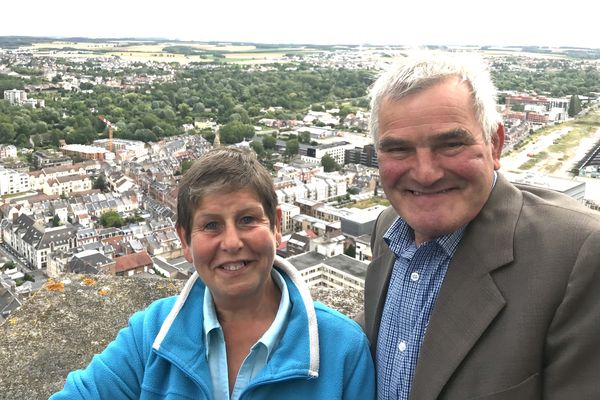 Thérèse et René Nowak en haut de la Tour Perret à Amiens surplombant les hortillonnages.