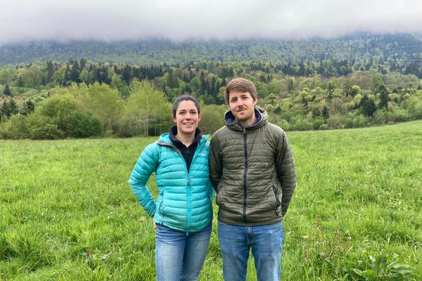 Laurine Pineau et Arthur Joffrin souhaitent installer un élevage de porcs en plein air à Lépin-le-Lac en Savoie. / avril 2024.