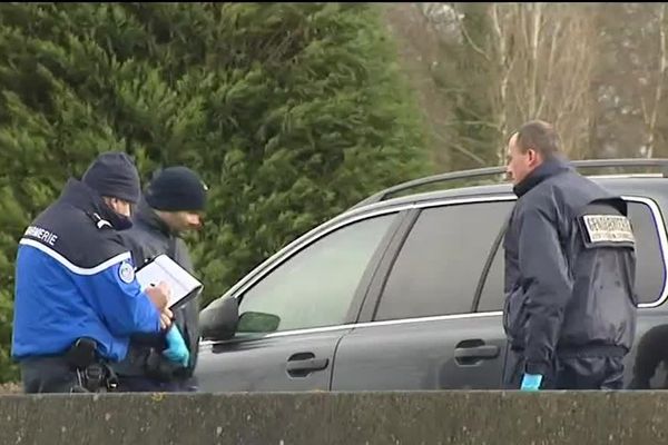 Le SUV Volvo appréhendé le 3 février 2016 sur l'aire d'autoroute de Béhen sur L'A28 transportait dix individus.