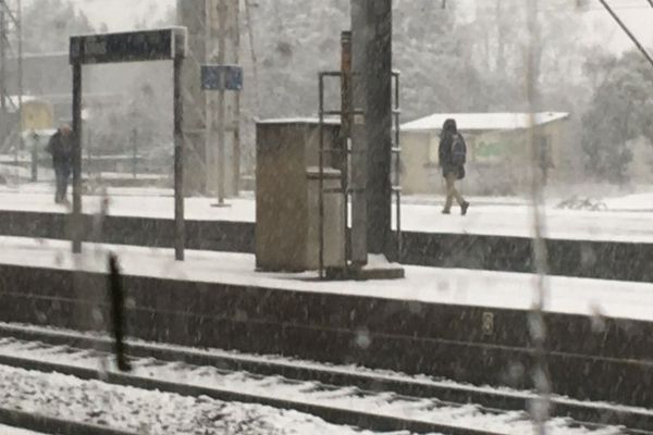 La gare du Mans sous la neige ce mardi 6 février 2018.