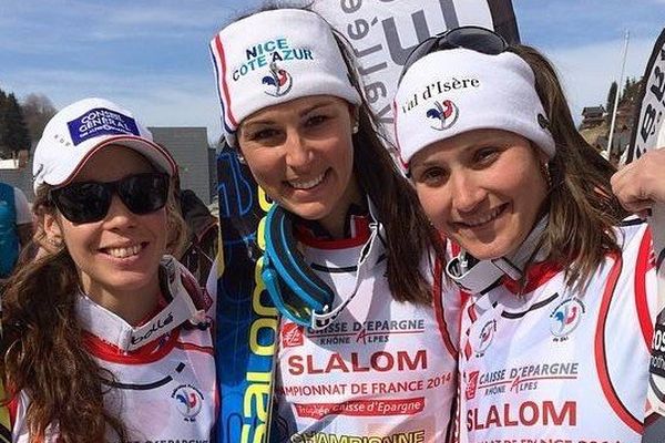 Nastasia Noens avec à sa gauche Anémone Marmottan et Marion Bertrand à sa droite, à Méribel aux Championnats de France de Ski Alpin.