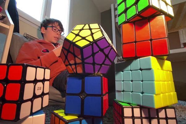 Il faut en moyenne 15 secondes à Hugo pour terminer un Rubik's cube classique.