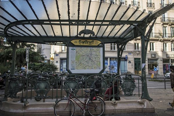 Une entrée de la station de métro Châtelet, à Paris.