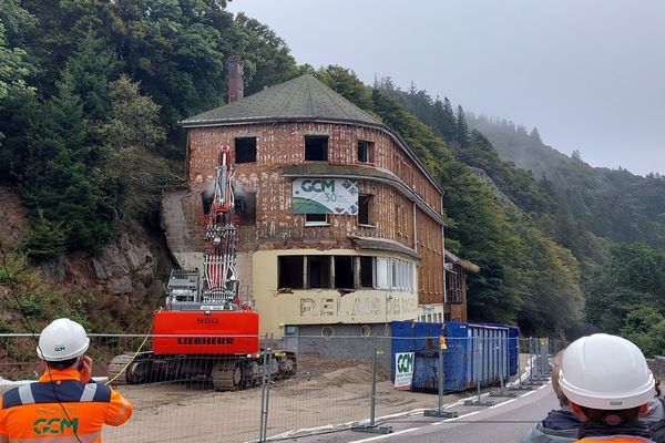 Au col de la Schlucht, les travaux de démolition du Relais des Roches ont commencé.