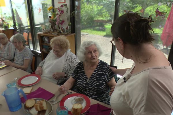 Pauline Roques est à la tête de l'Ehpad du Mas Romes, à Limoges, depuis un an et demi. Elle doit veiller au bon fonctionnement de l'établissement dans de nombreux domaines : ambiance, budget, planning, animation, ou encore restauration.