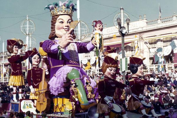 1964 : Alexandre Sidro réalise son premier char du Roi Carnaval, Roi de la fantaisie.