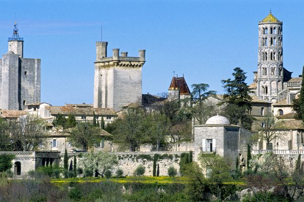 Uzès (Gard) - le haras et le patrimoine historique font la renommée de la cité, premier duché de France - archives.