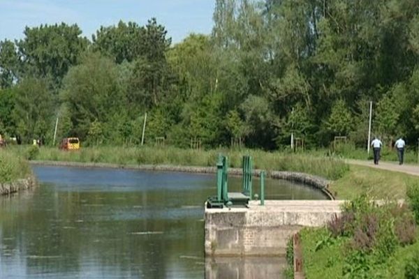 C'est après l'écluse à Ailly-sur-Somme (80) que le corps a été retrouvé par un coureur.