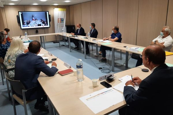 Le chef de l'Etat a fait le point sur les aides de l'Etat lors d'une visioconférence réunissant une vingtaine d'élus locaux ce 7 juin. 