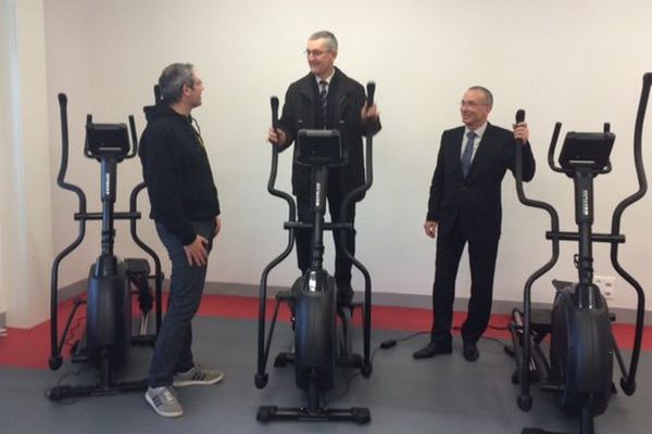 Le président de l'ASM Pascal Thibault teste les machines de la salle de sport de la CPAM du Puy-de-Dôme, en compagnie de son directeur Christian Fabre (à droite).