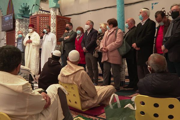 A droite de l'imam Elkouzini et de Lhoussine Tahri, les représentants des différentes communautés religieuses présentes à Montpellier.