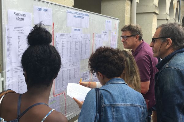 Elèves, parents et professeurs consultent les résultats du bac au lycée Gustave Eiffel de Bordeaux